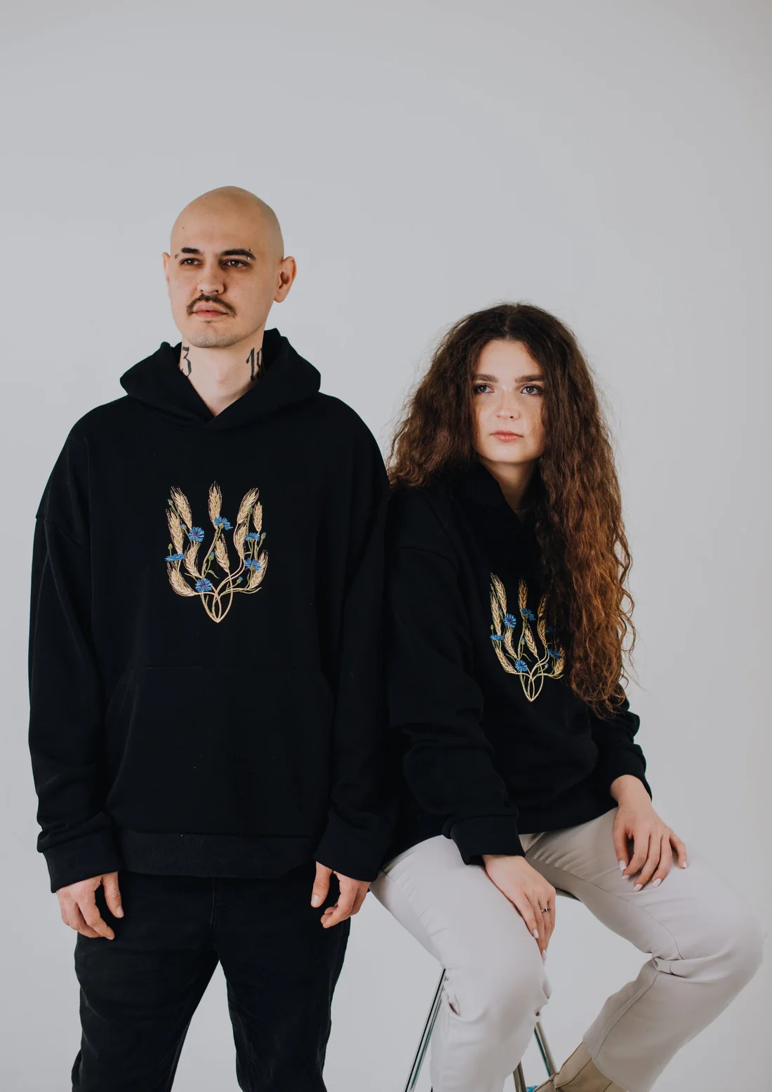 Картинка Чорне худі з вишивкою